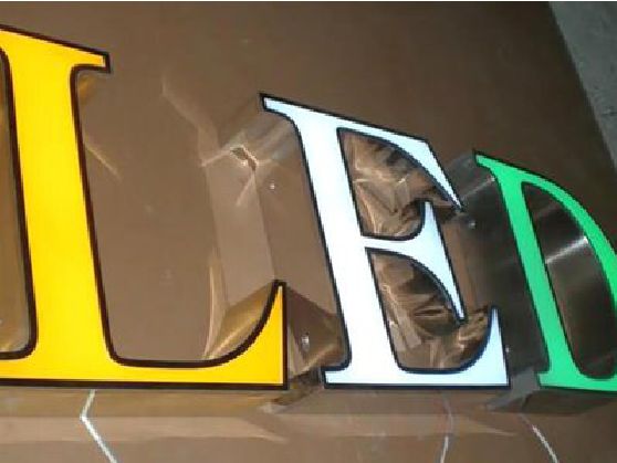 兰考介绍LED招牌的基础知识。